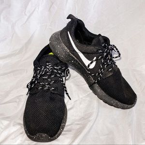 Women’s Nike Roshe Shoes size 8